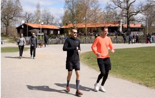 Gente corriendo y caminando por un parque. EFE
