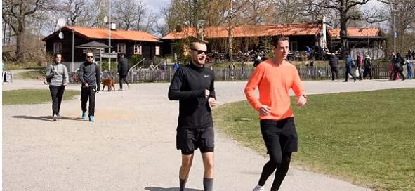 Gente corriendo y caminando por un parque. EFE