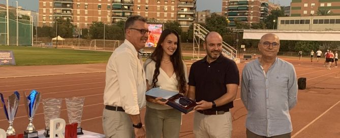 La cordobesa Carmen Avilés recibiendo un homenaje